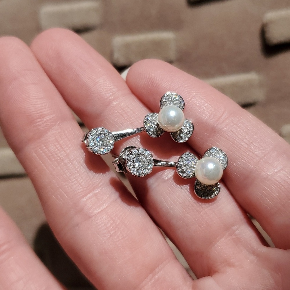 New  Silver earrings with pearl